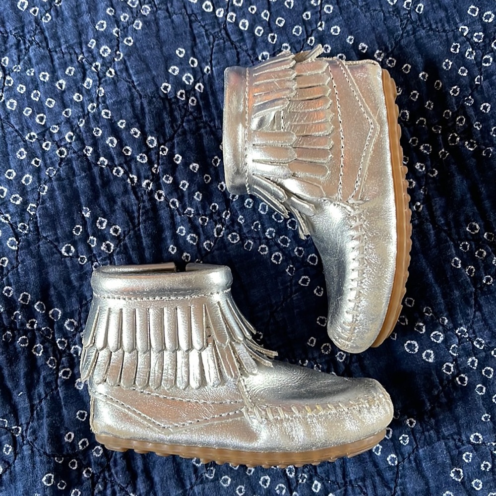Minnetonka Moccasins Silver Leather Ankle Booties Fringe Zip - Picture 1 of 11